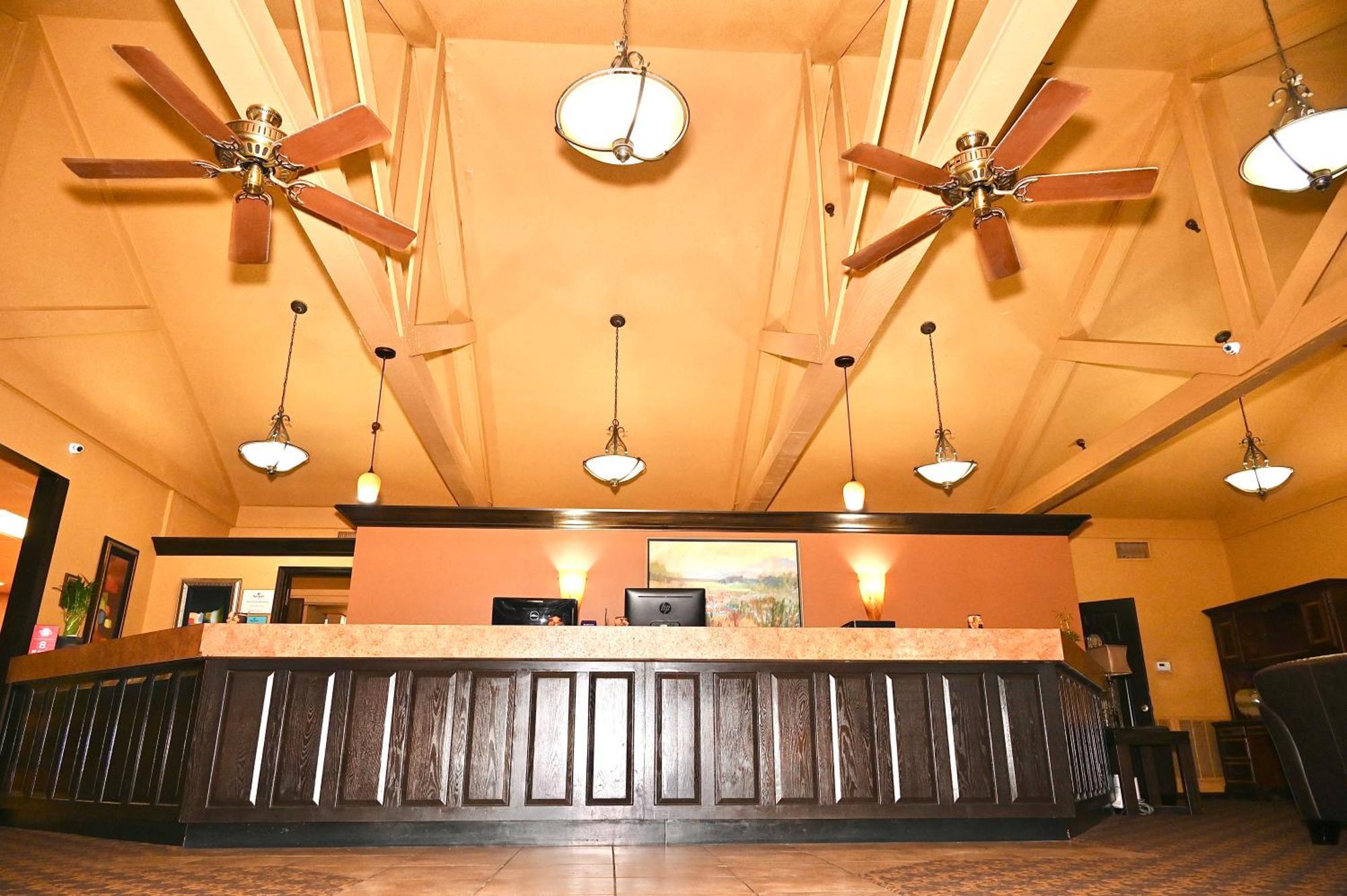 Fortune Inn & Suites Newport 外观 照片