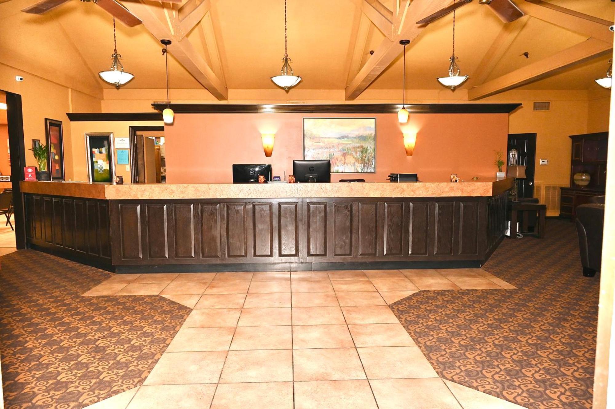 Fortune Inn & Suites Newport 外观 照片
